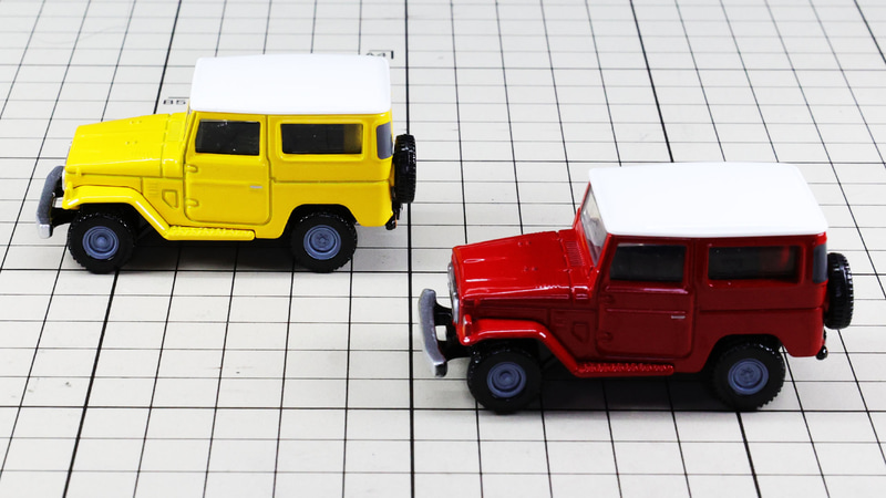 サイド：ほぼ垂直に立ち上がるフロントウインドウ、ホワイトのルーフを再現