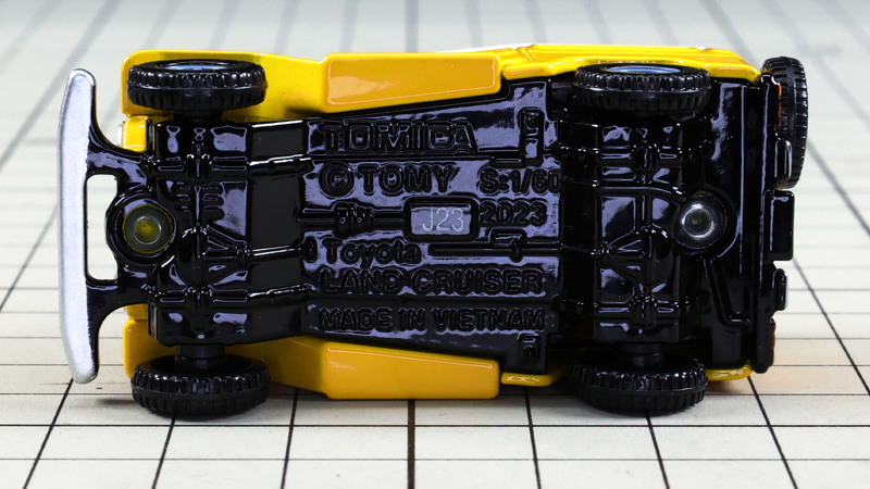 シャーシ：左右2本のフレームが見え、ランクルならではのラダーフレームをイメージさせます