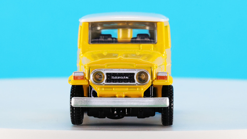 フロントには世界に誇るランクルのメーカー“TOYOTA”ロゴがプリントされています