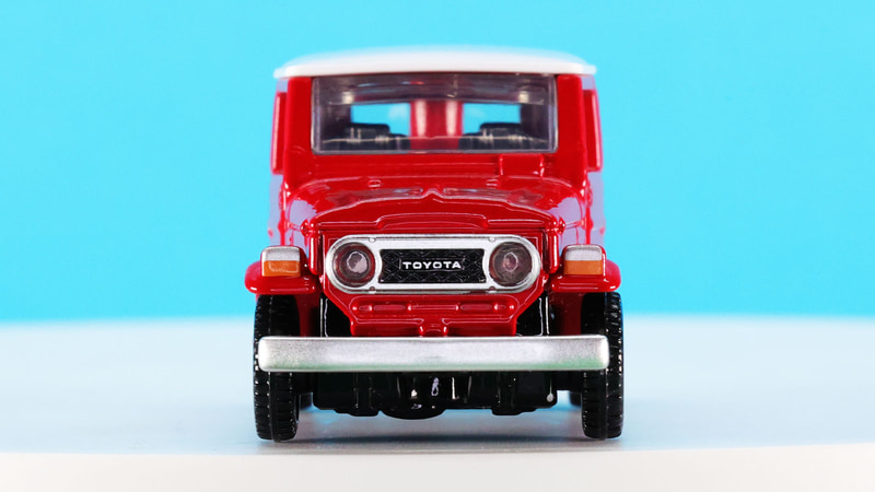 フロントグリル、ヘッドライト、ウインカーが高精度に再現されています