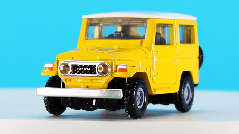 フロントグリル、ヘッドライト、ウインカーが高精度に再現されています