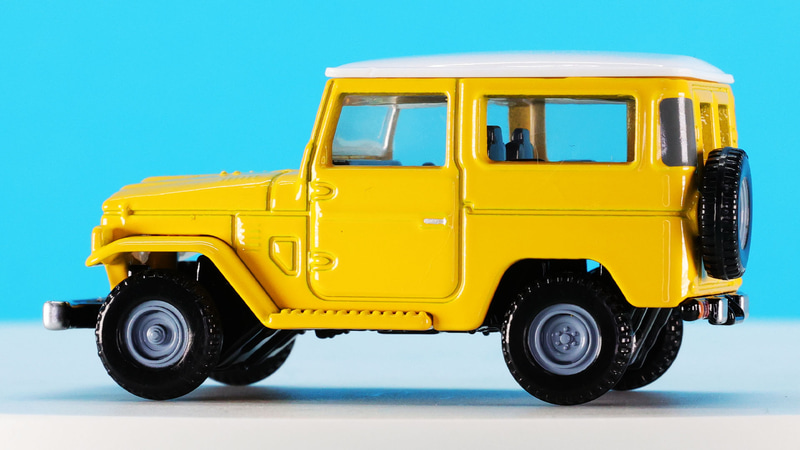 ドアなど開閉する部分のヒンジをモールドで再現しています