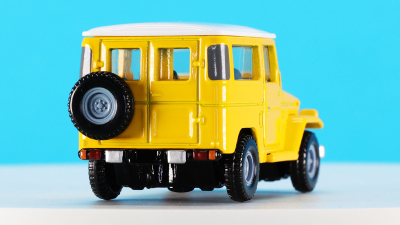 リアドアにはスペアタイヤも！ボルトもモールドされていて雰囲気あります