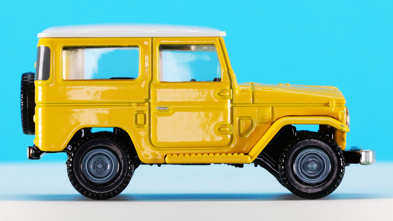 ボディとタイヤの間に隙間があることに注目！トミカプレミアムはここまで凝ってます