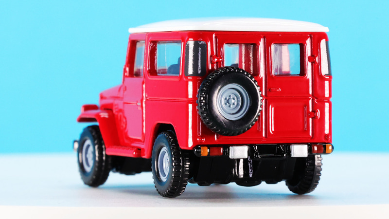 リア左右後端にあるウインドウ、下部にあるウインカーなどは塗装再現です