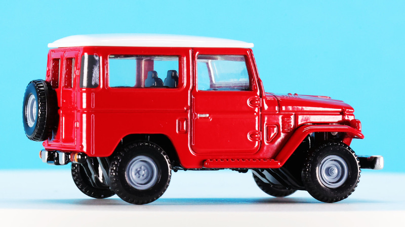 タイヤの径が大きくオフロードタイヤをモールドで表現しています