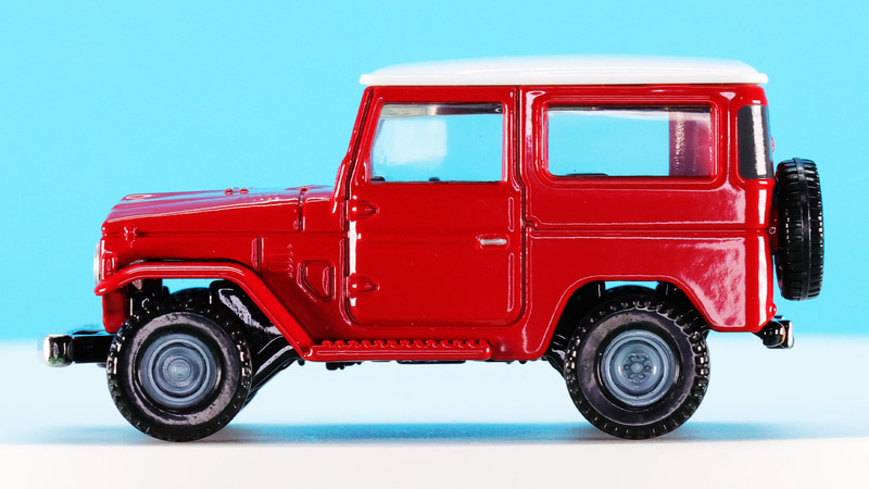 タイヤの径が大きくオフロードタイヤをモールドで表現しています