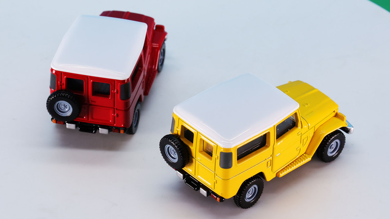 ボディ前側は絞り込まれていて、タイヤハウスとなるフェンダーがかなり伸びています