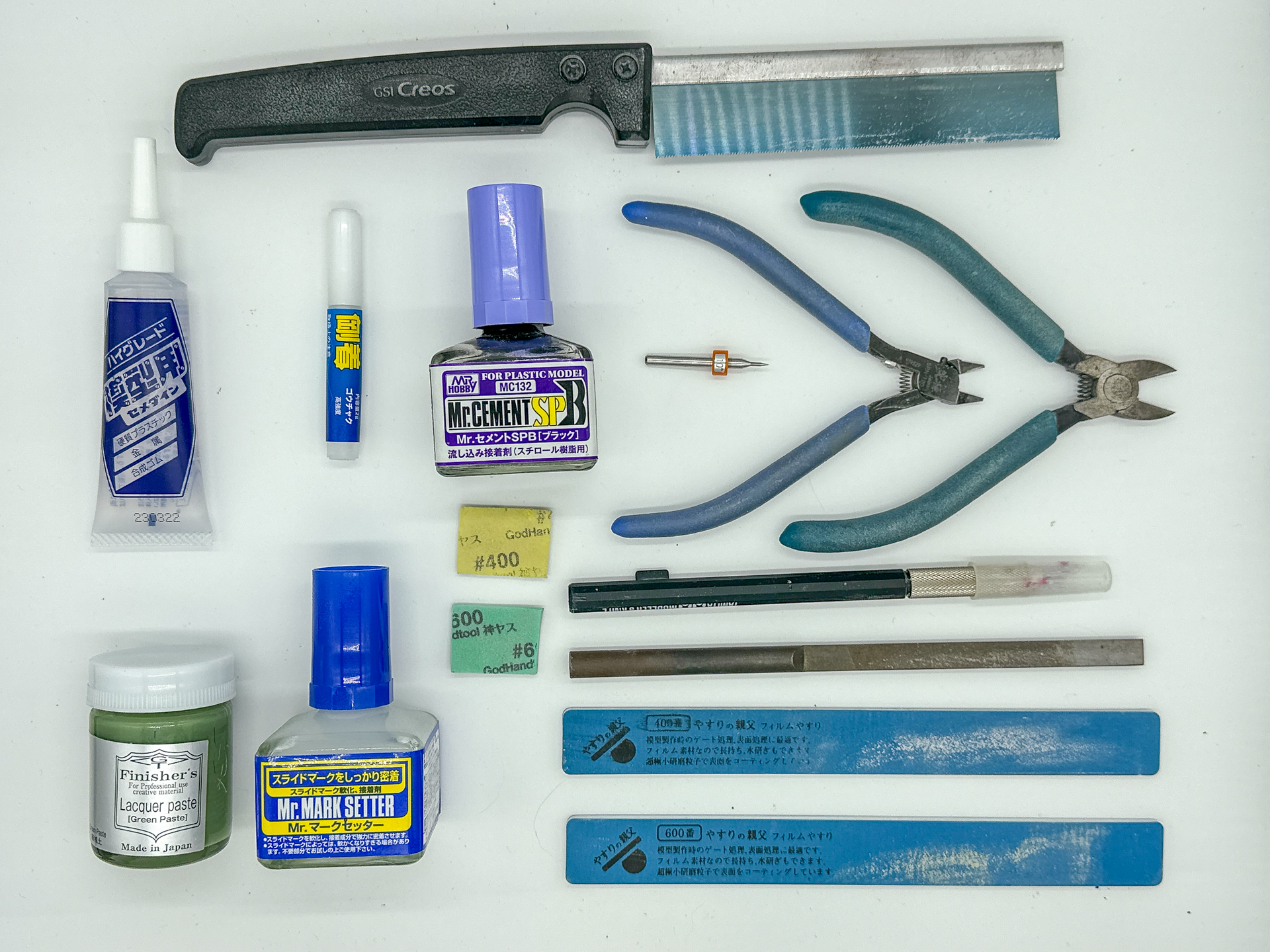 今回使用したツール類。接着剤は用途に合わせて3種類を使い分けています。
