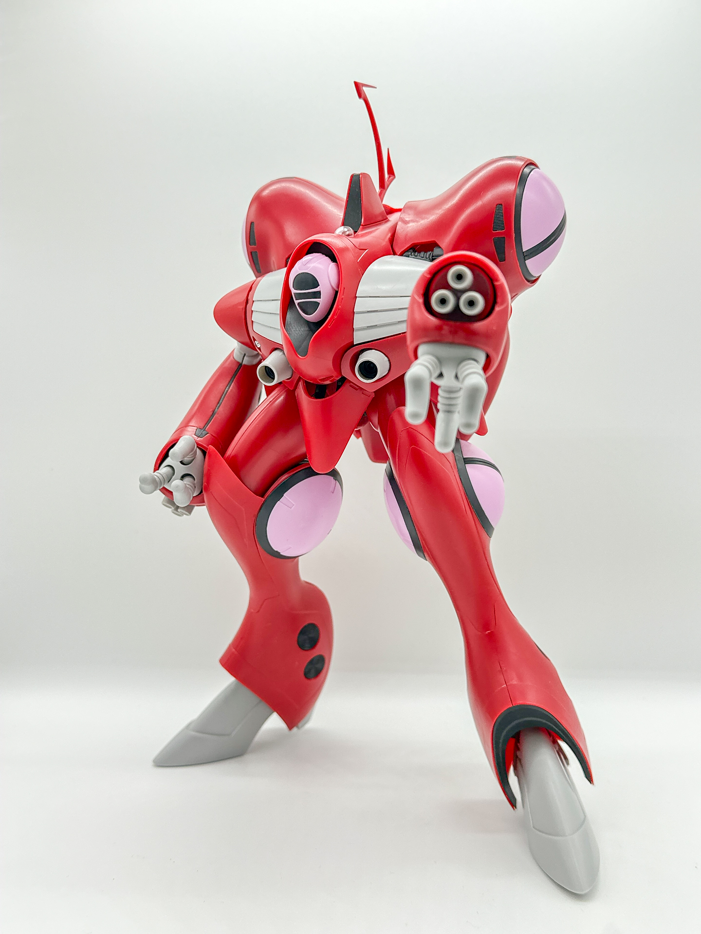 仮組みを行なったクァドラン・ロー。しっかりと設定通りに色分けがされており、素組でも十分かっこよく仕上がります。