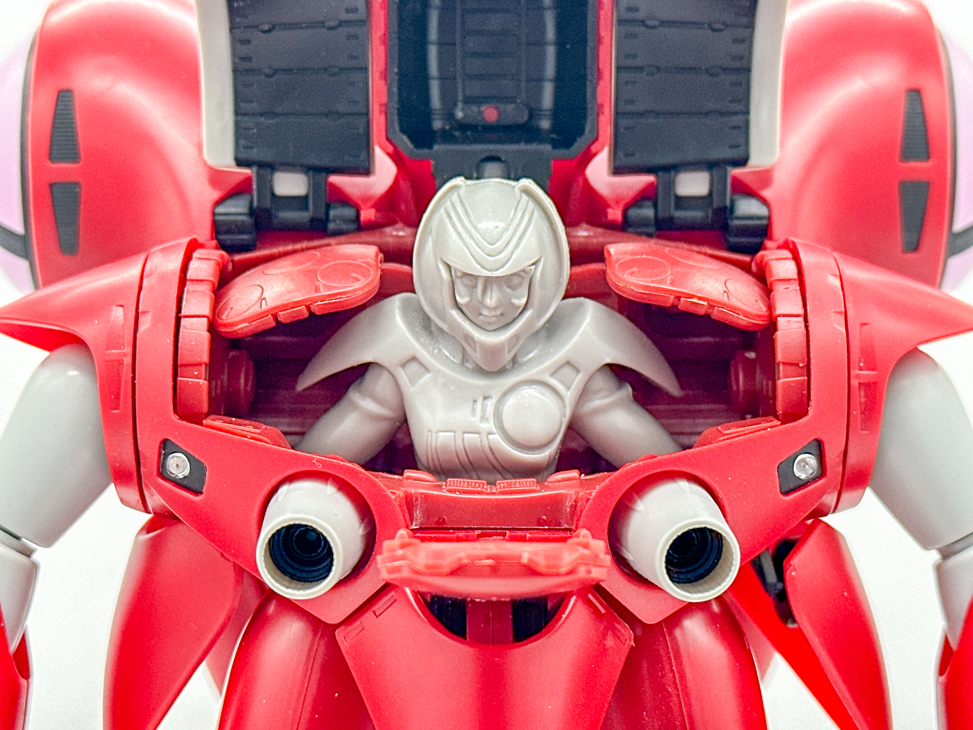 パイロットフィギュアはグレーによる単色成型となっており、この箇所だけは組み立てに接着剤が必要です。