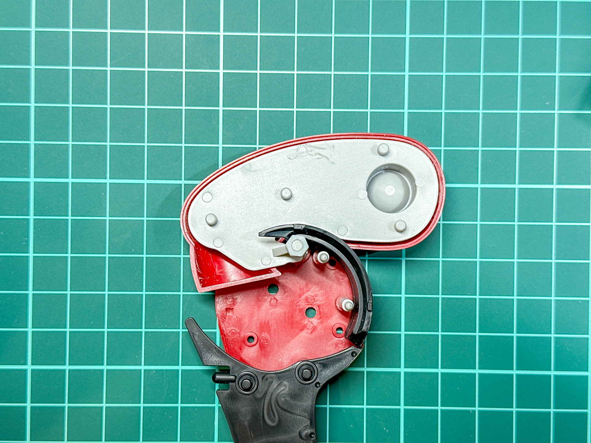 挟み込みとなっている膝関節の断面。可動軸が膝裏のカバー内側に位置しています。