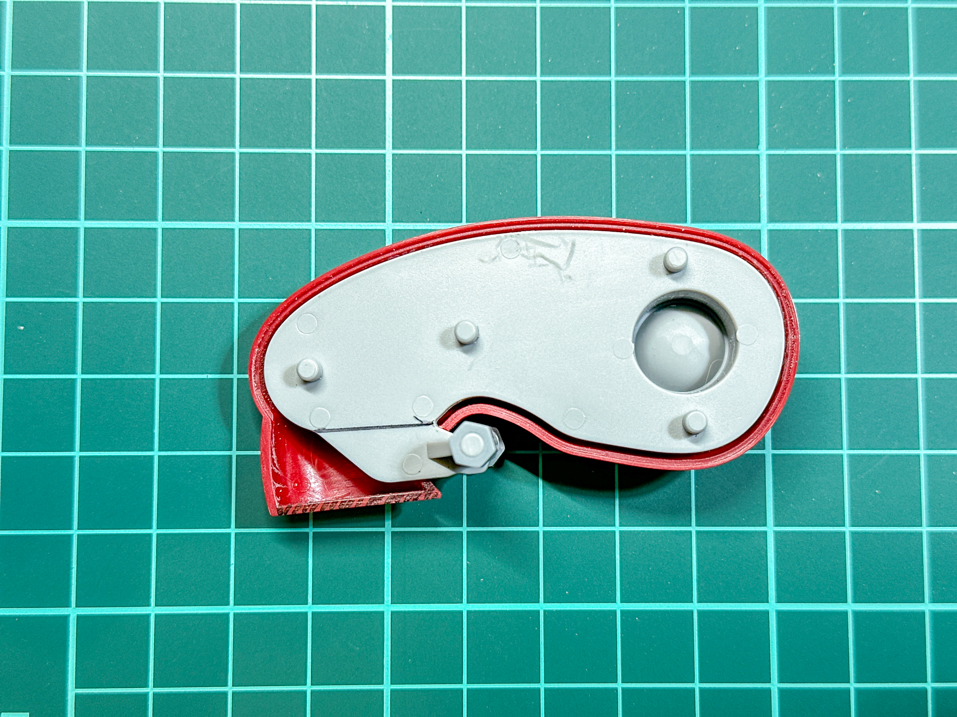 後ハメ加工には大腿部内部フレームを黒線部分で切断して分割、外装パーツは黒ハッチング部分を片面1mmずつ削り、差し込み用のスリットを作成します。