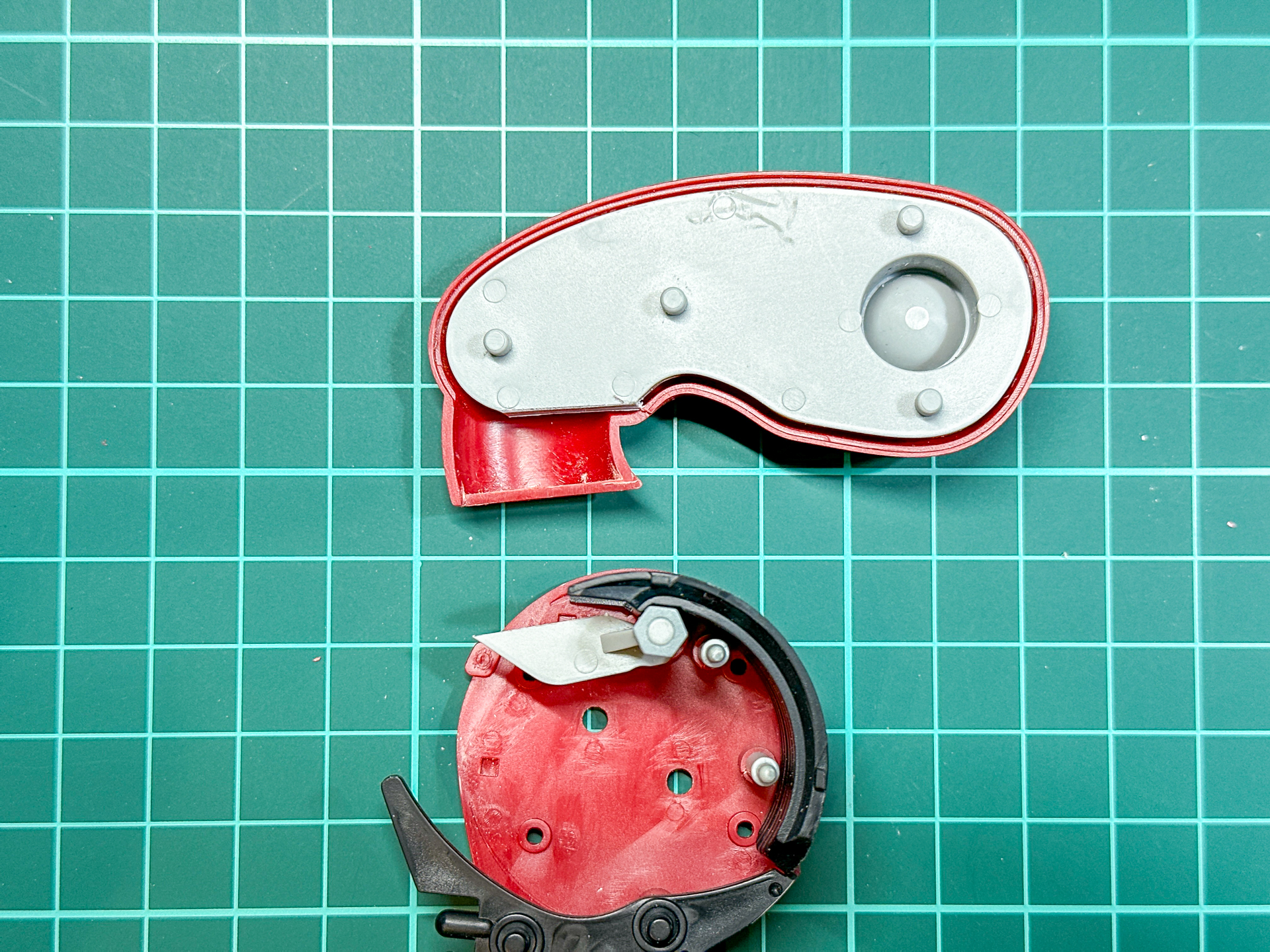 加工が完了した大腿部パーツ。切り離した内部フレームをあらかじめ脛パーツに挟み込んでおくことで後ハメを可能としています。なお、塗装後の組み立ては切断部分を接着剤で固定します。