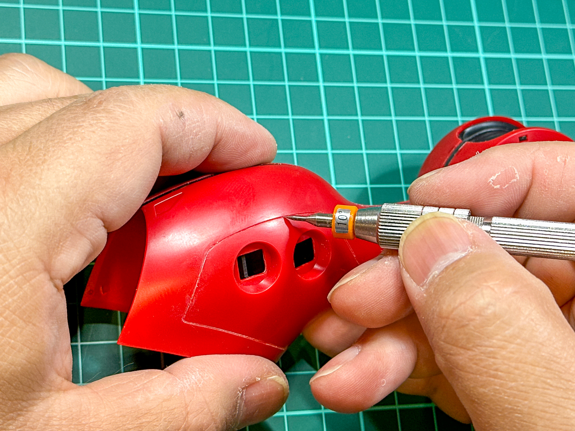 モールドの彫り直しはニードルにてモールドをなぞり、深く彫り直していきます。