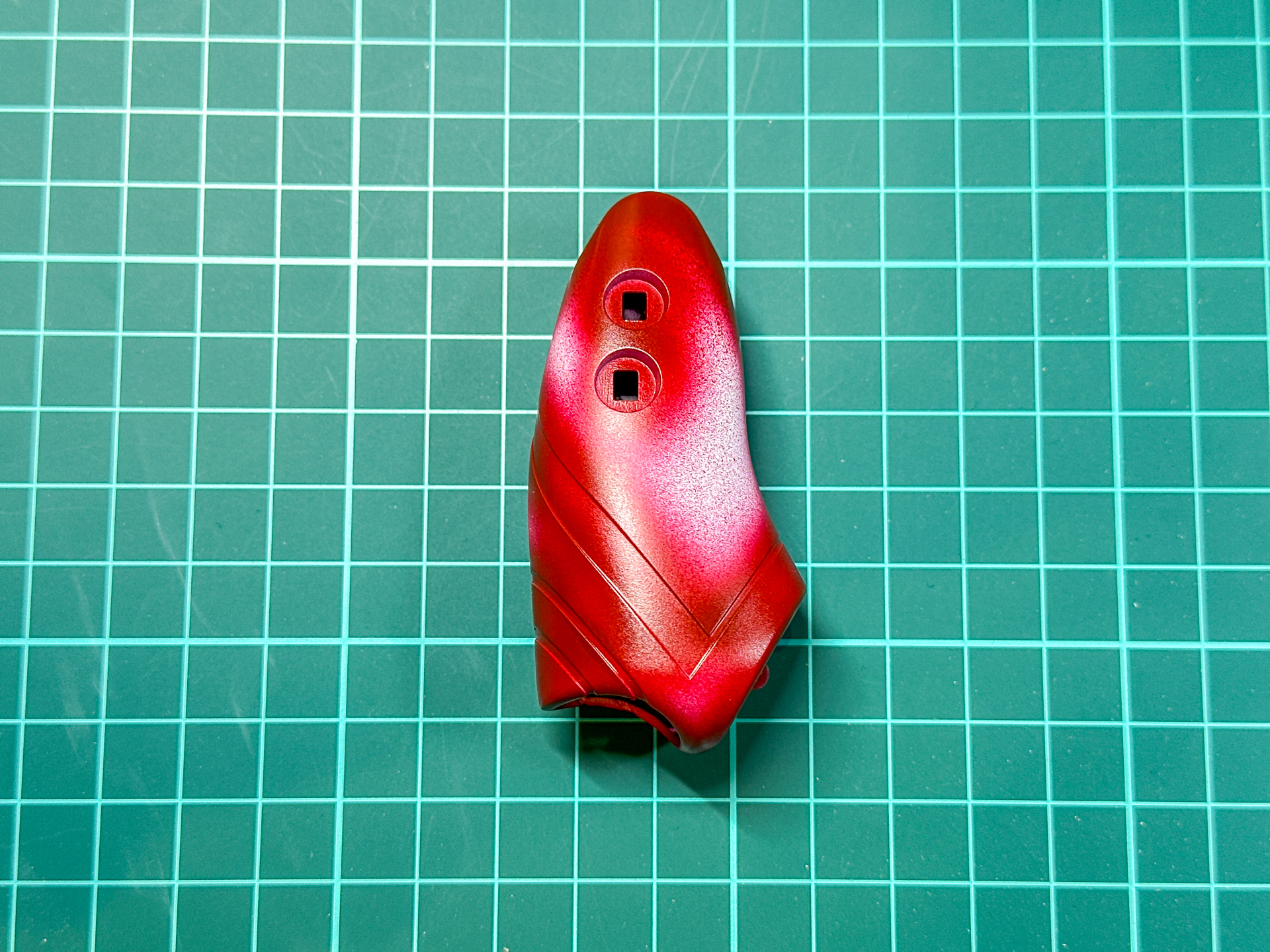 影色を塗装した前腕部パーツ。仕上げ色が赤色ということで影色は赤褐色を選択しました。