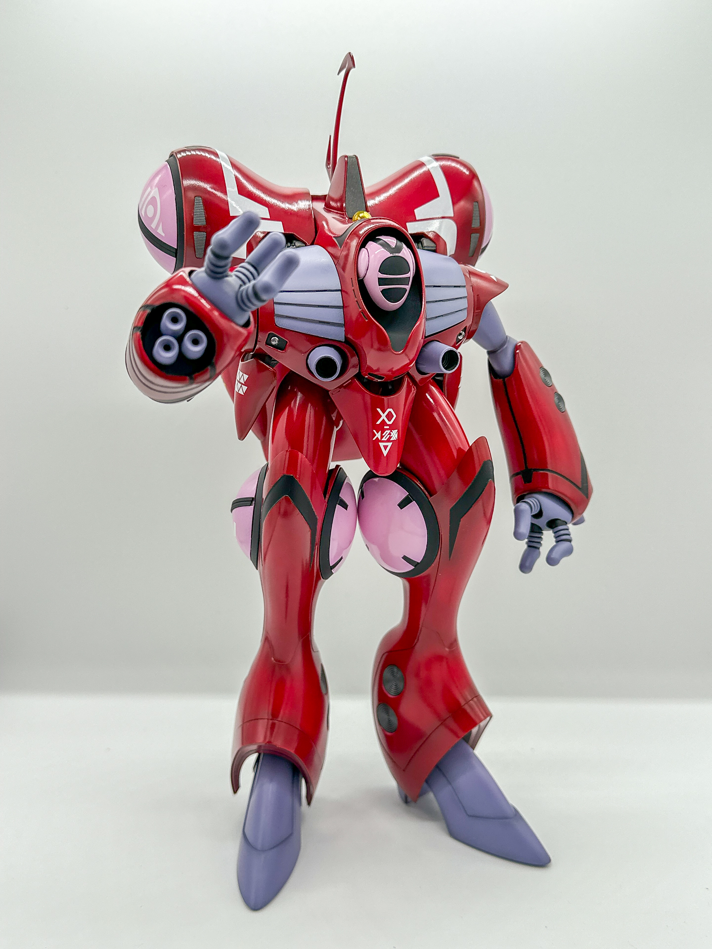 各関節には可動域が設けられているので少しポーズをつけてみました。外装パーツの光沢とつや消しの対比により全体を引き締めています。