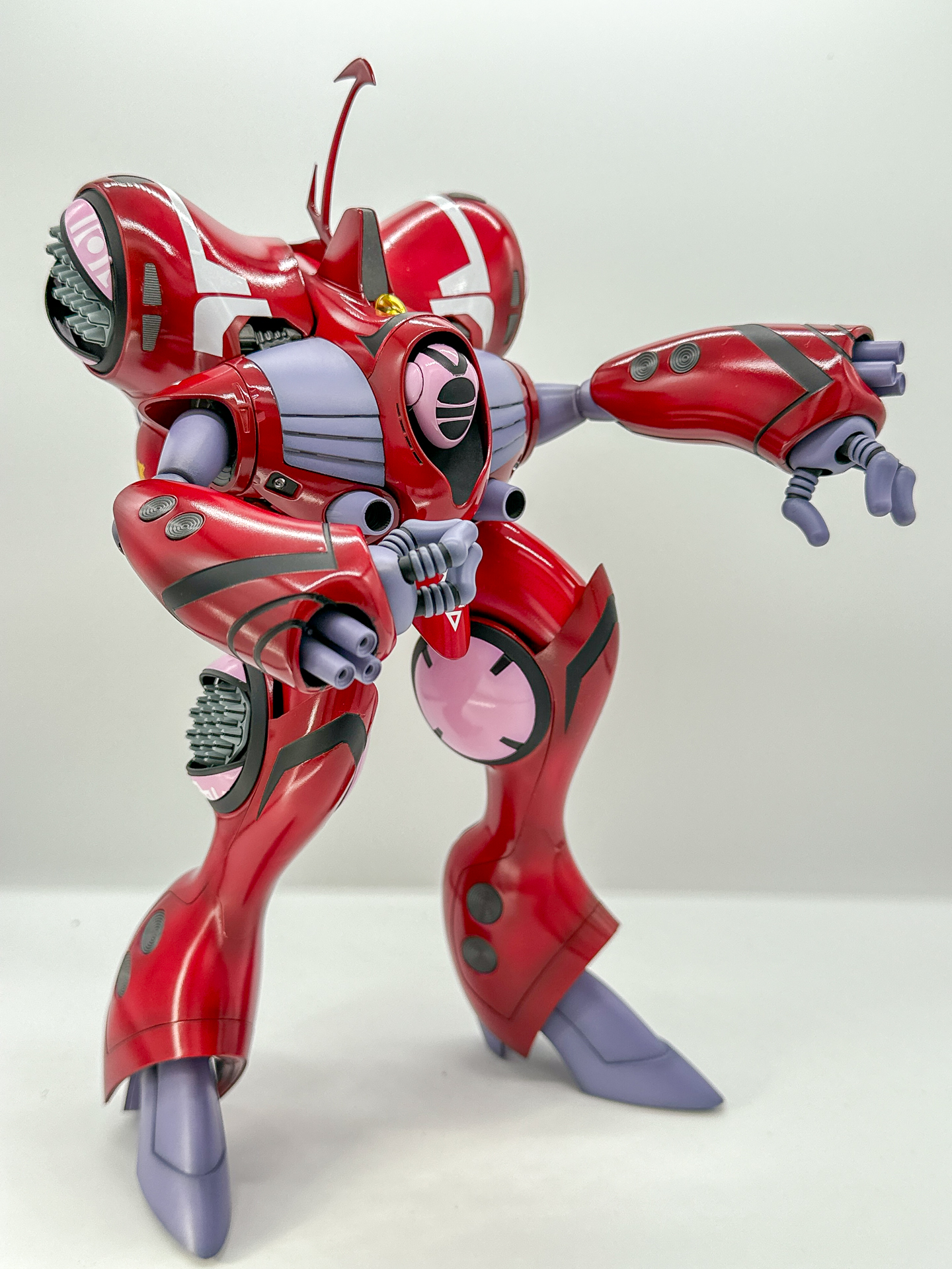 肩部関節は3軸可動のため、大きく可動させることが可能です。