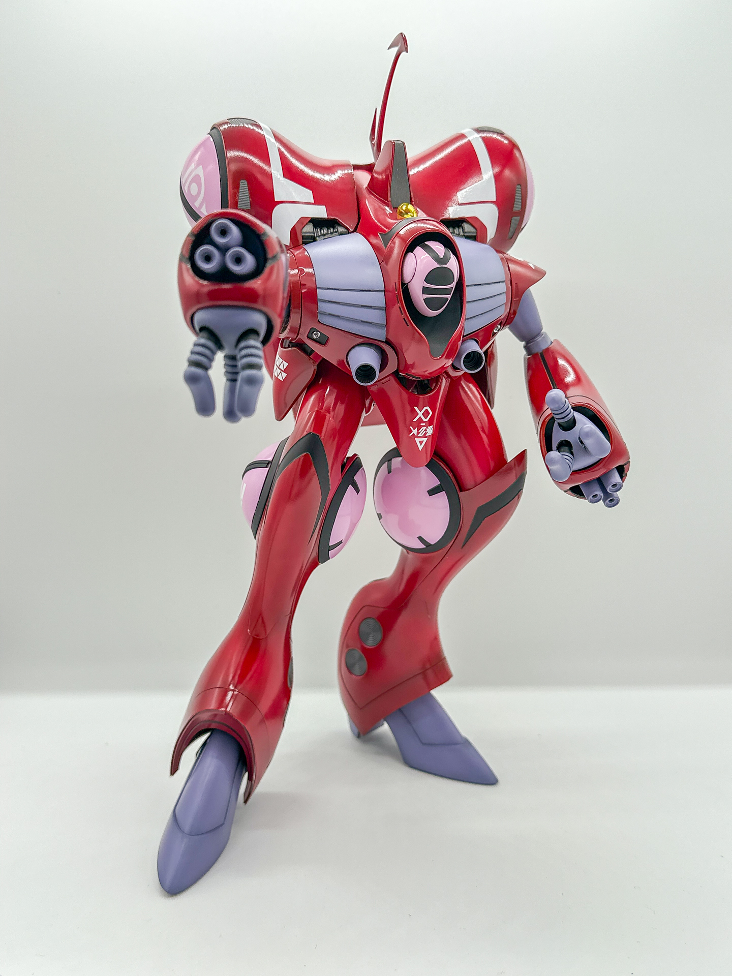 クァドラン・ローは左右対称の形状となっているため、左右どちらに向けても安定してかっこよくポーズを決めることが可能です。