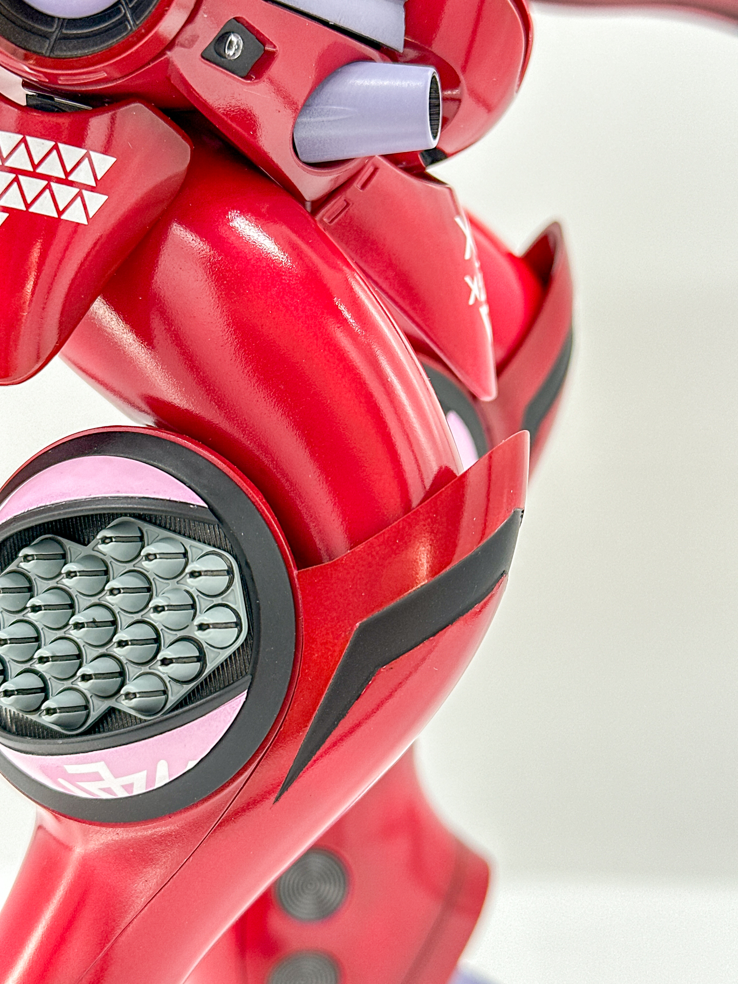 後ハメ加工を施した脚部。本キットでは膝関節の可動軸が膝裏にあることで膝を曲げた際も脚部の曲線美が損なわれません。