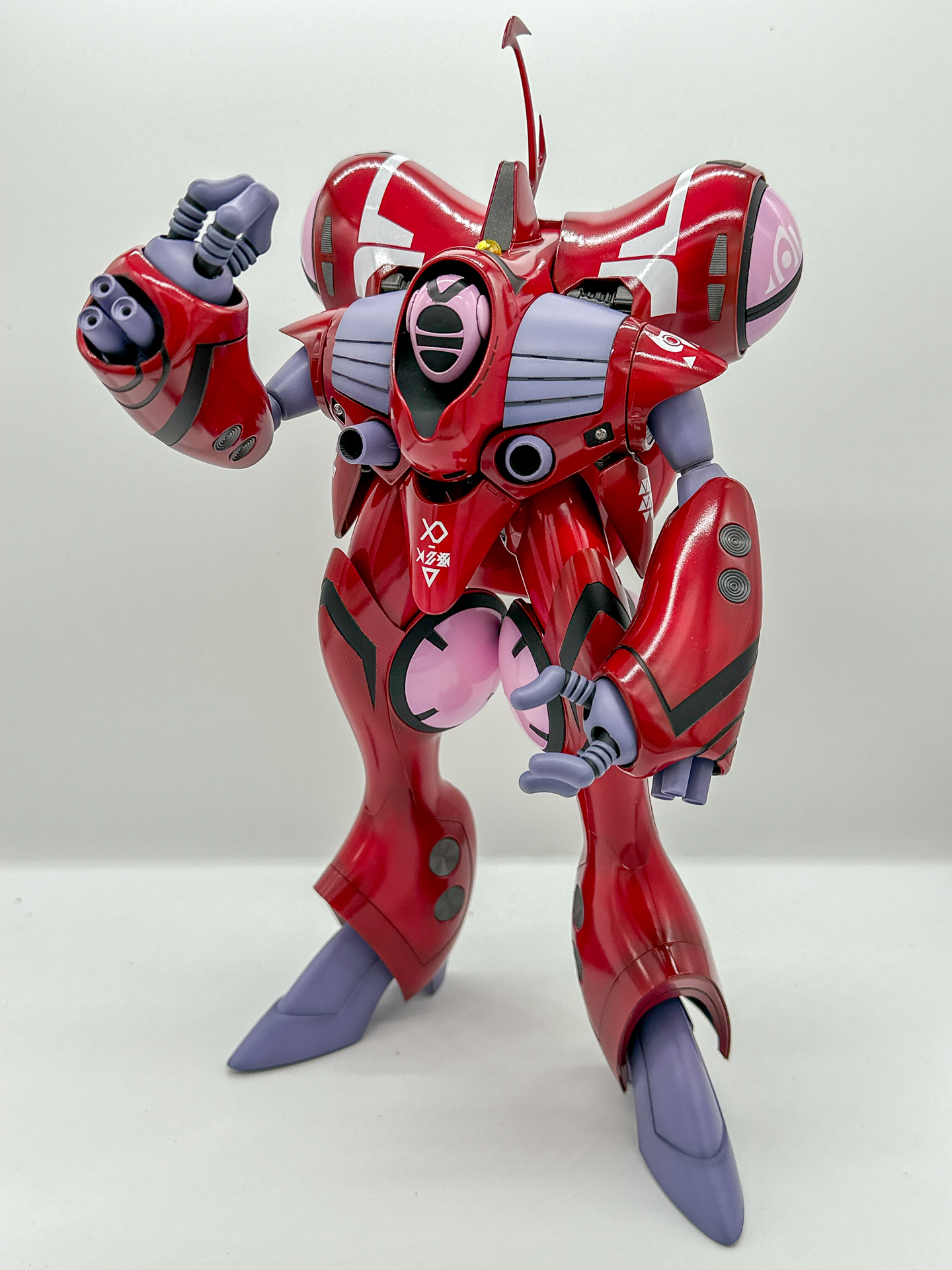 脚部の可動で表情をつけることができます。胸部の中口径速射インパクト・カノンはボールジョイントで可動します。