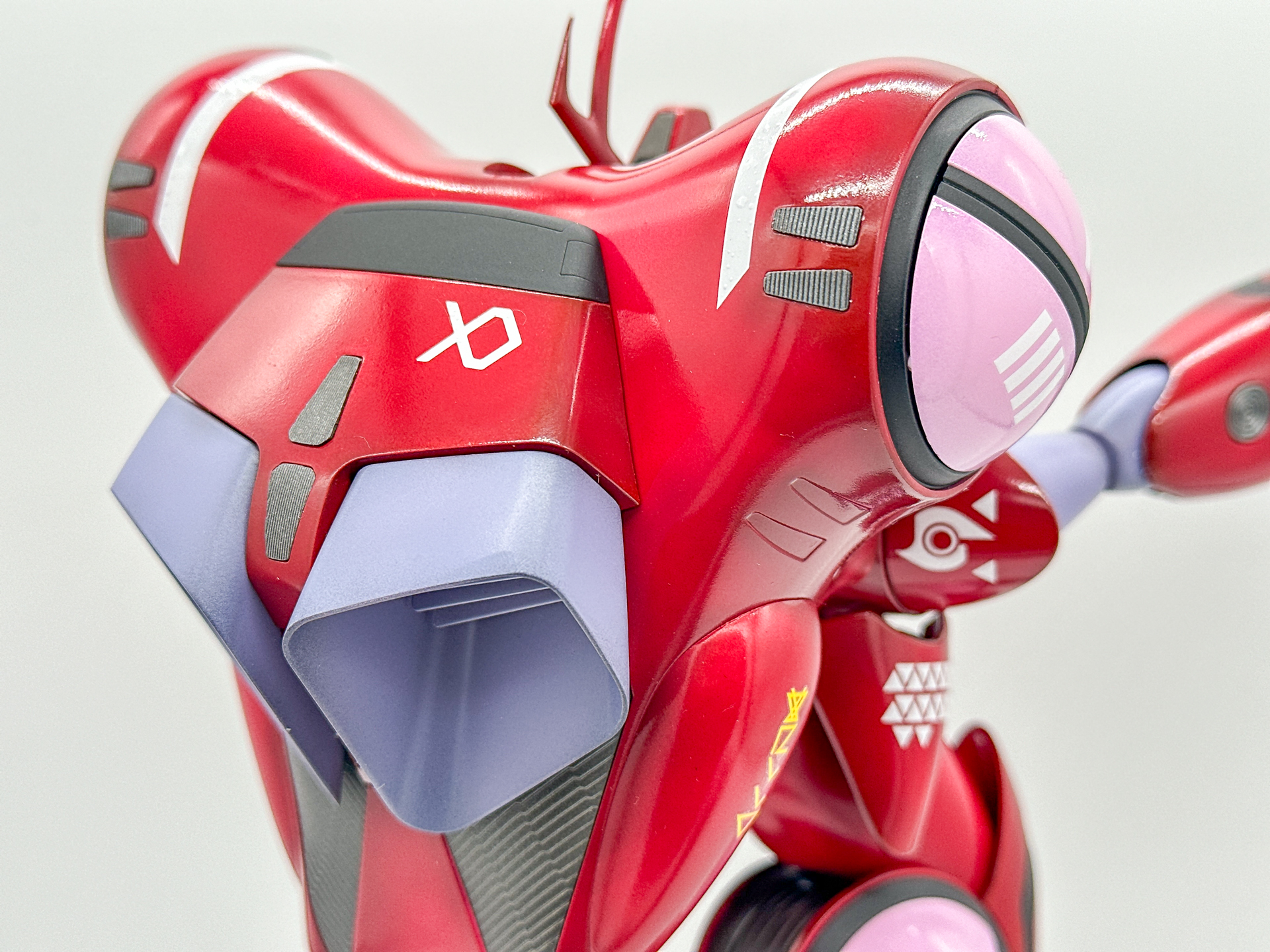 背部のメルトランディ文字によるミリアのイニシャルマークはデカールにて再現されています。