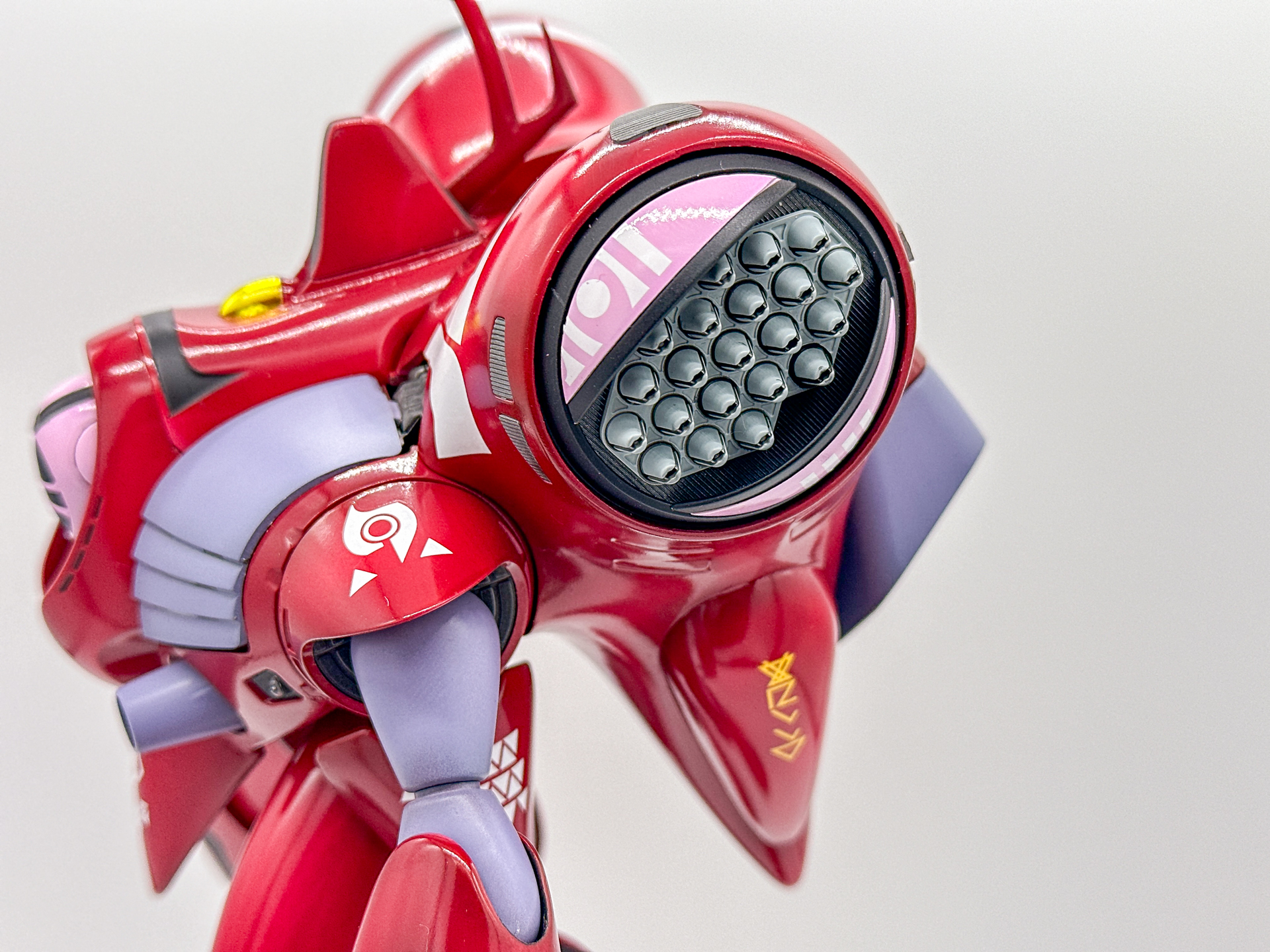 ミサイルハッチのマーキングは展開時専用のデカールが付属するので難なくマーキングを表現できます。