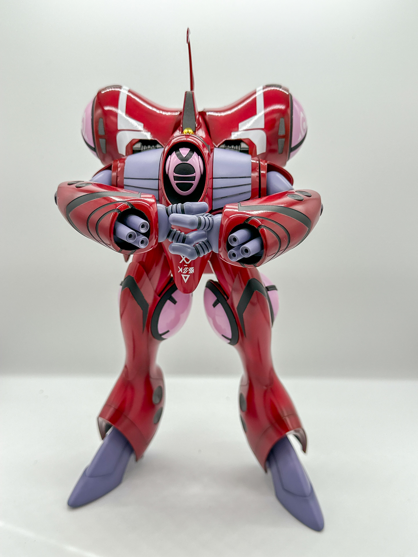 関節を曲げることで両手を前で組むようなポージングも可能です。