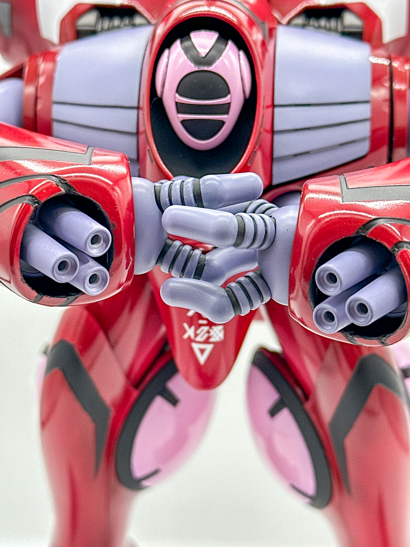 指パーツは一体成型のため、関節部の黒色は先に塗装した後にマスキングを行ない、パープル部分を塗装するときれいに仕上がります。