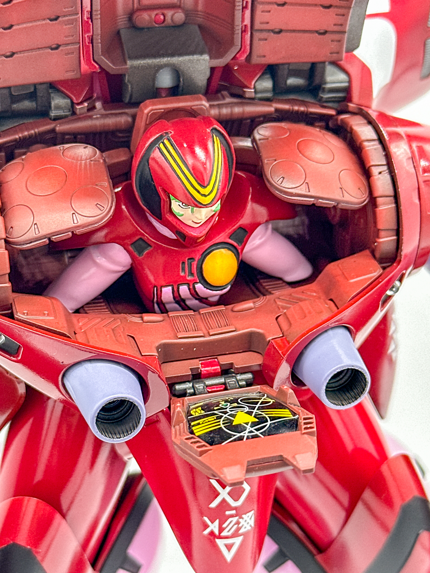 コクピット内部のディスプレイは表示内容がデカールにて再現されています。