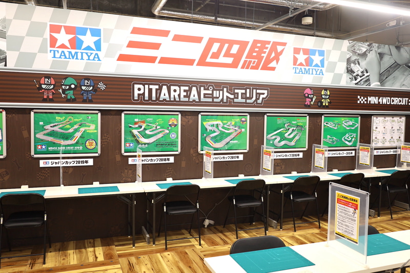 トレカコーナーは6階のアミューズメントフロアに用意されている