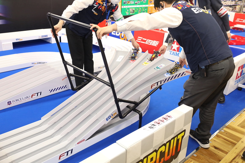 トレカコーナーは6階のアミューズメントフロアに用意されている