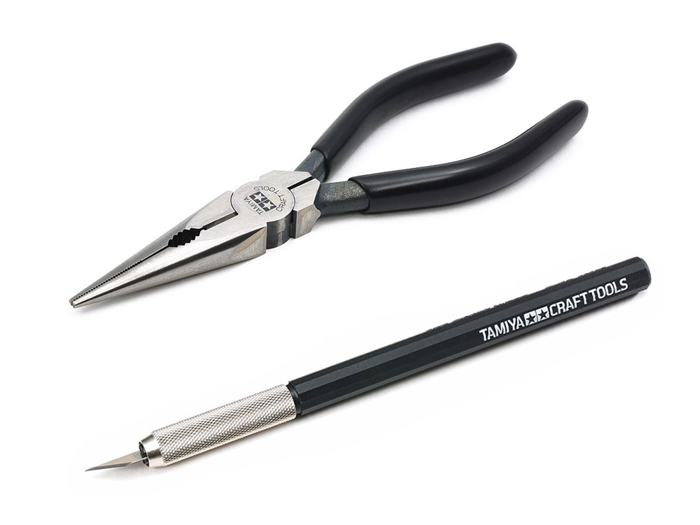 画像はラジオペンチ、モデラーズナイフ