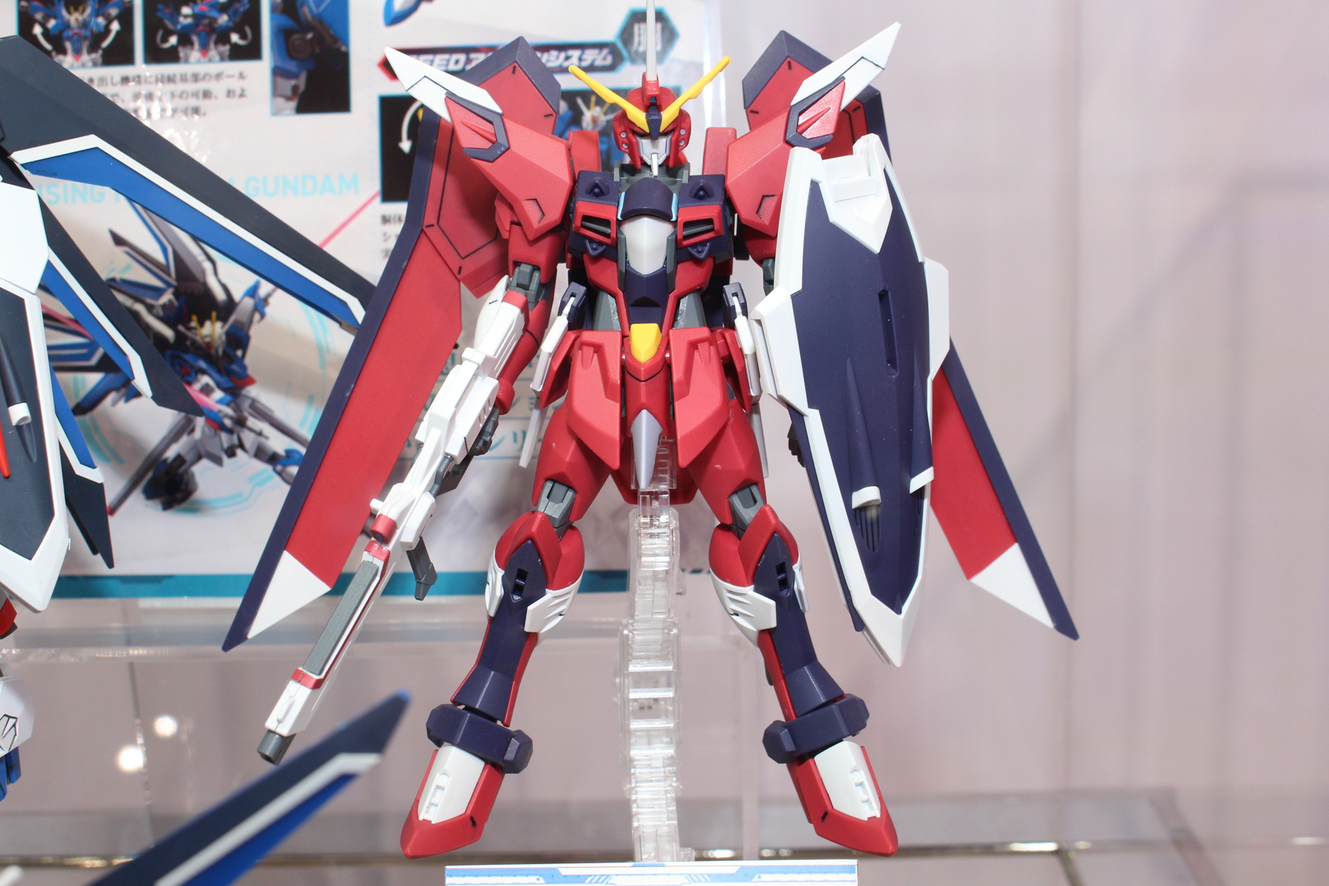 ジャスティスガンダムの系譜と思われる、赤い色のガンダム