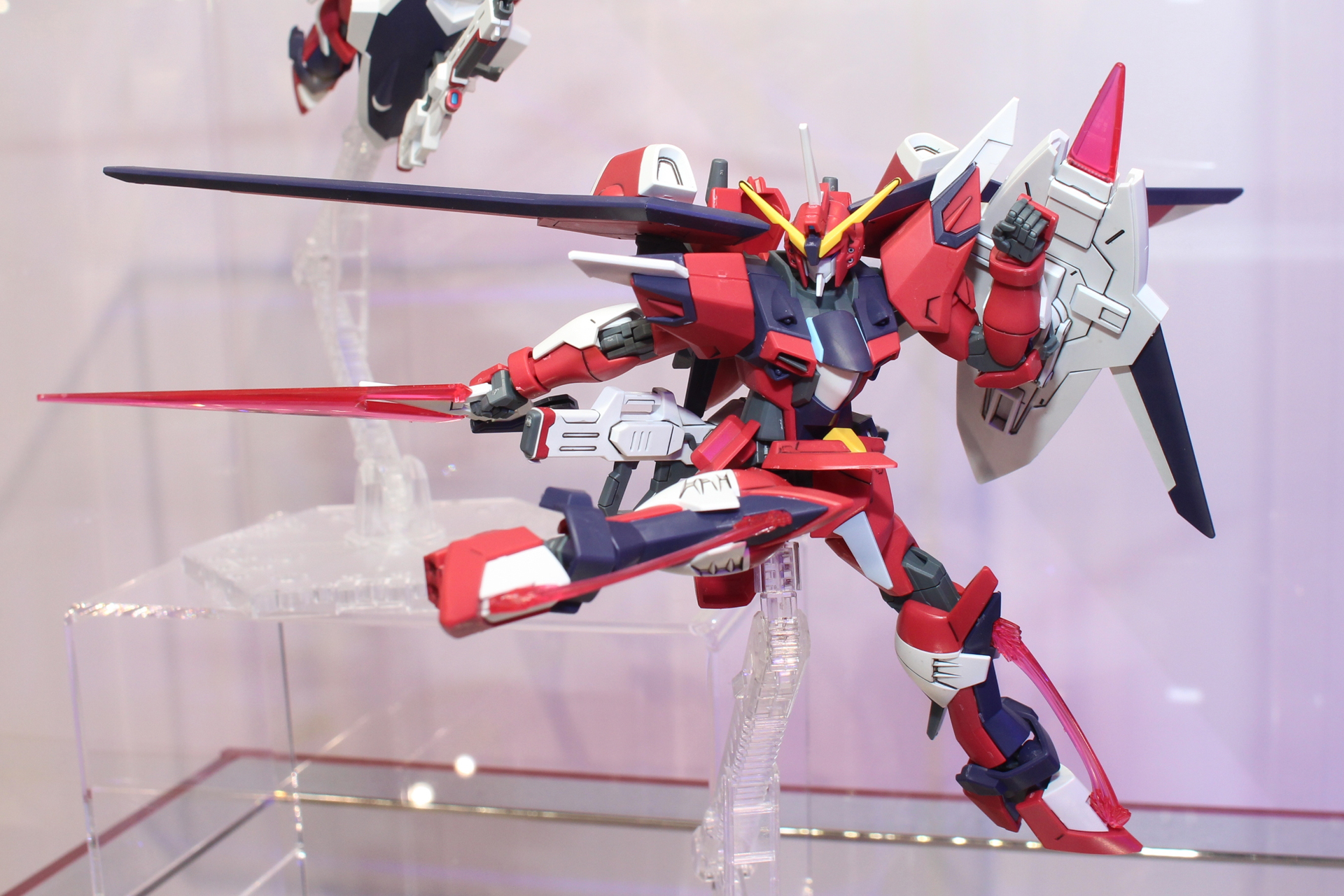 ビームブレイドを活用したキックポーズも似合う