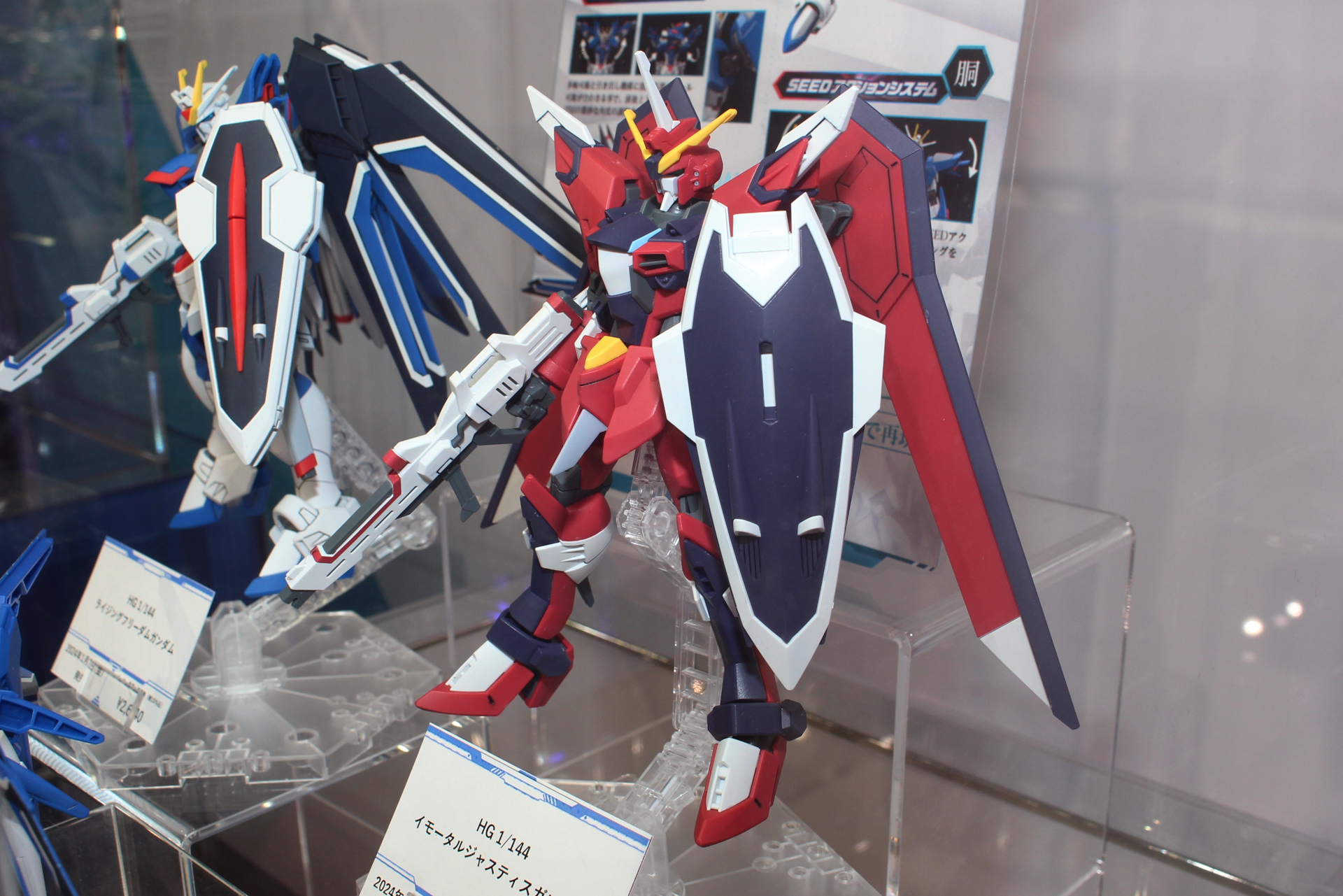 ビームライフル、シールド、ブーメラン×2の武装が付属