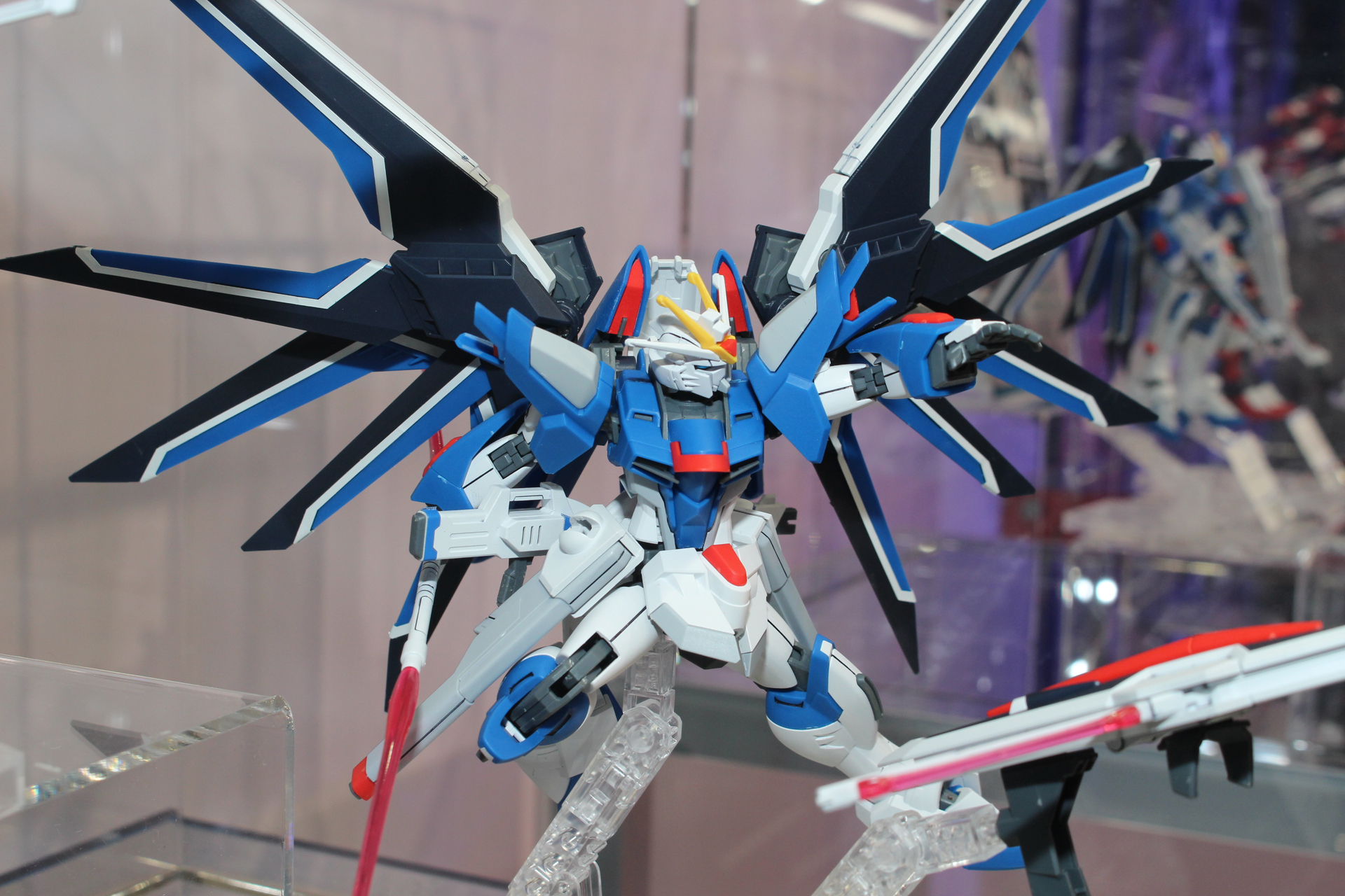 シールドは展開後にエフェクトパーツを装着して劇中イメージを再現。また別途エフェクトが展開するビームシールドも付属