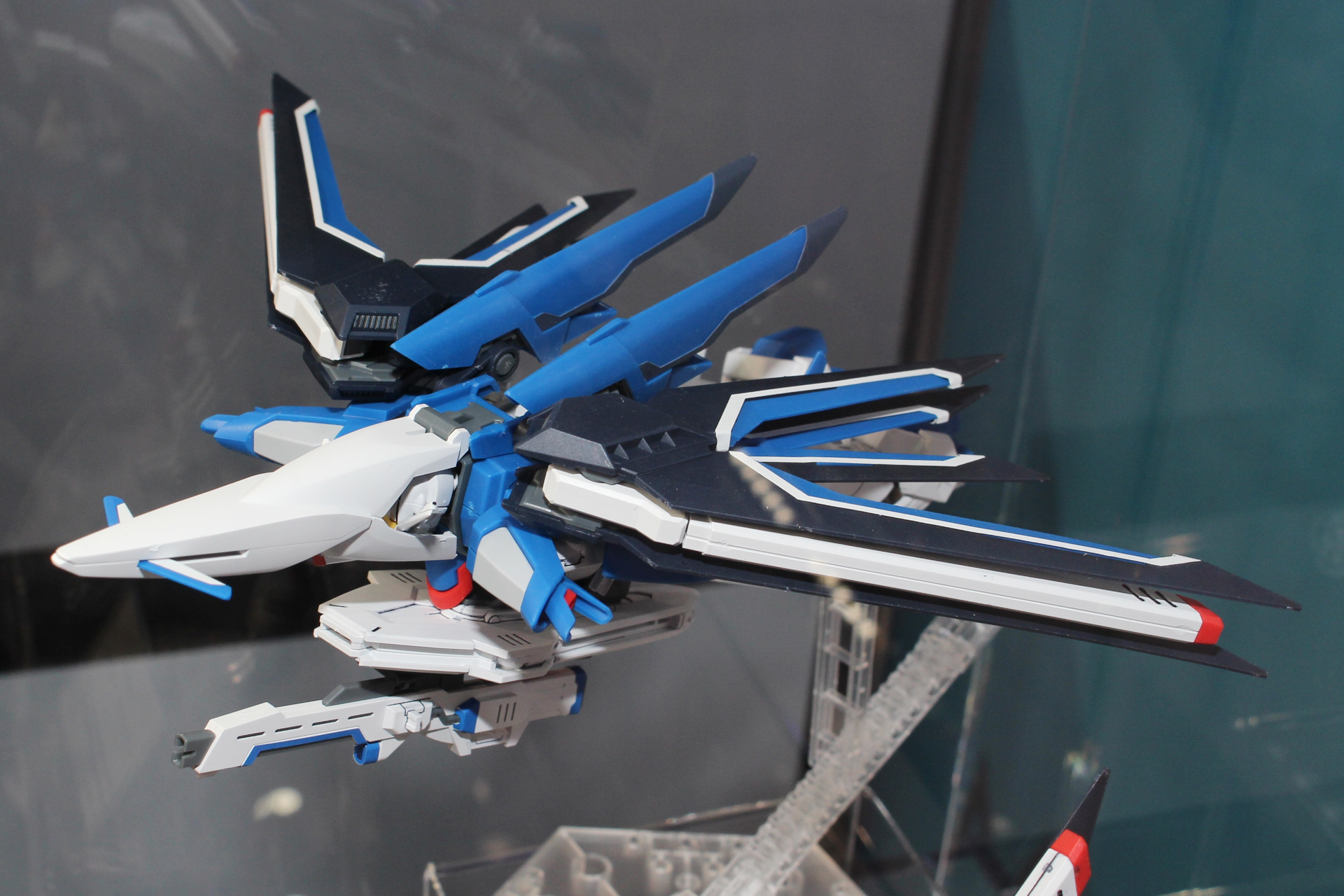 ビームライフルをはじめとする武装も付属