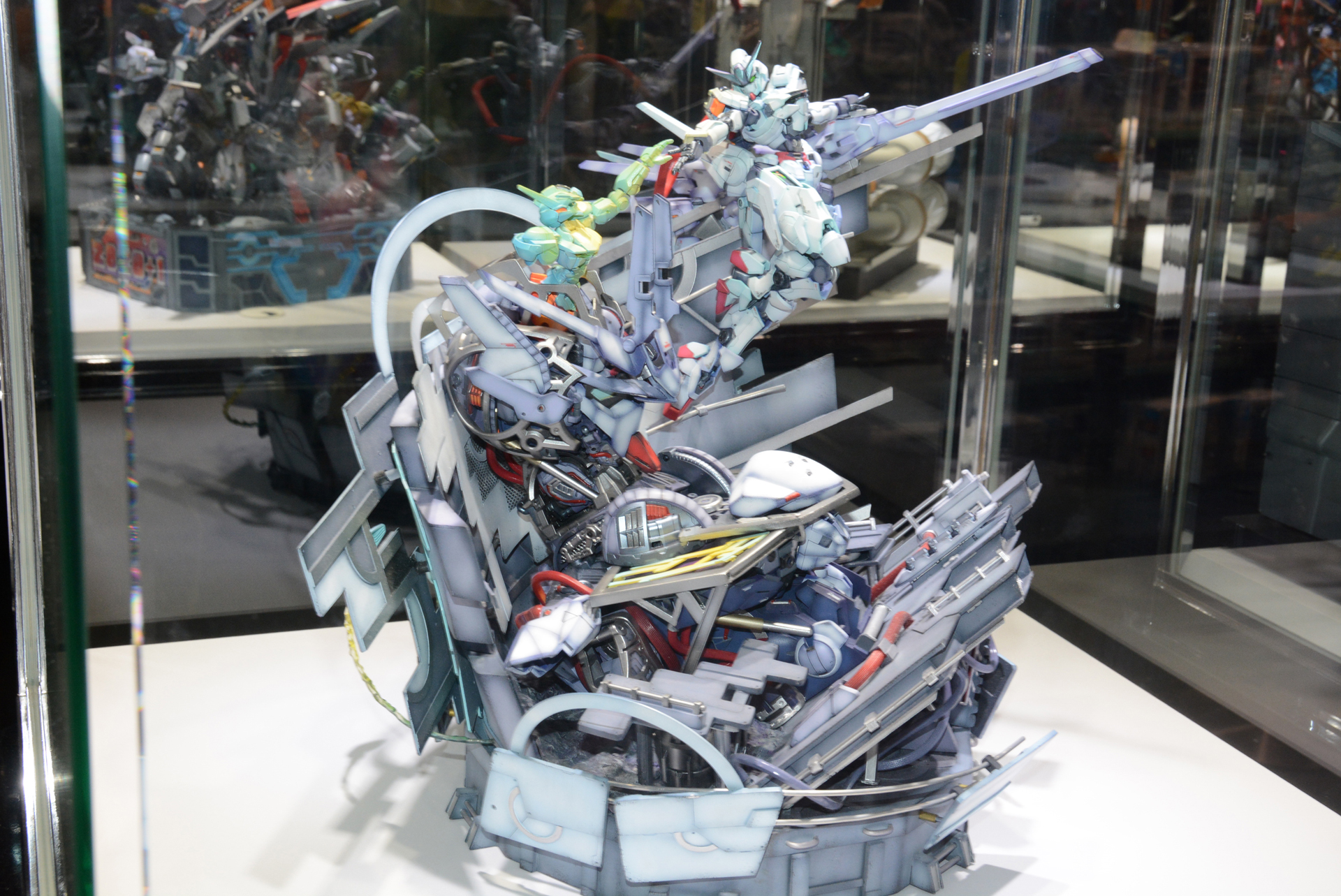 今回確認ができなかったが、背面にもドラマが込められているという