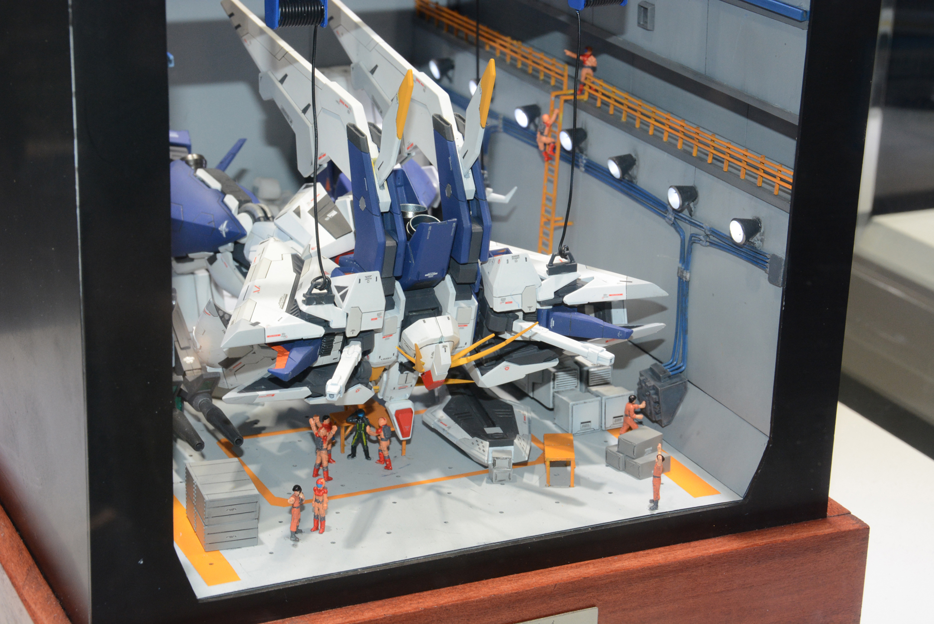 あえて見る角度を限定したジオラマ、発進前のパイロットとクルーのドラマに注力している
