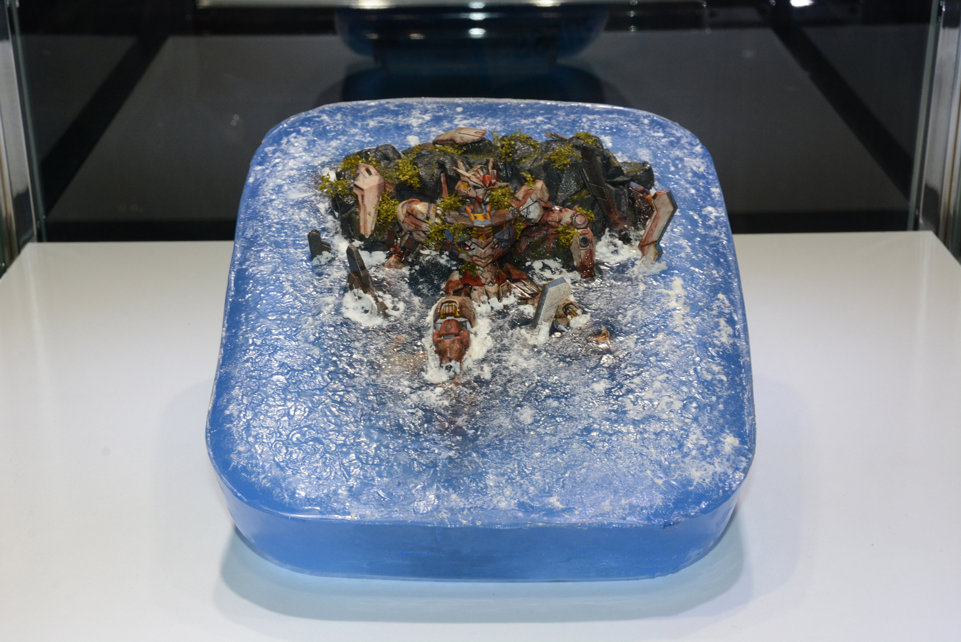 アニメ「水星の魔女」がモチーフ、レジンによる透明感のある水の表現に注目