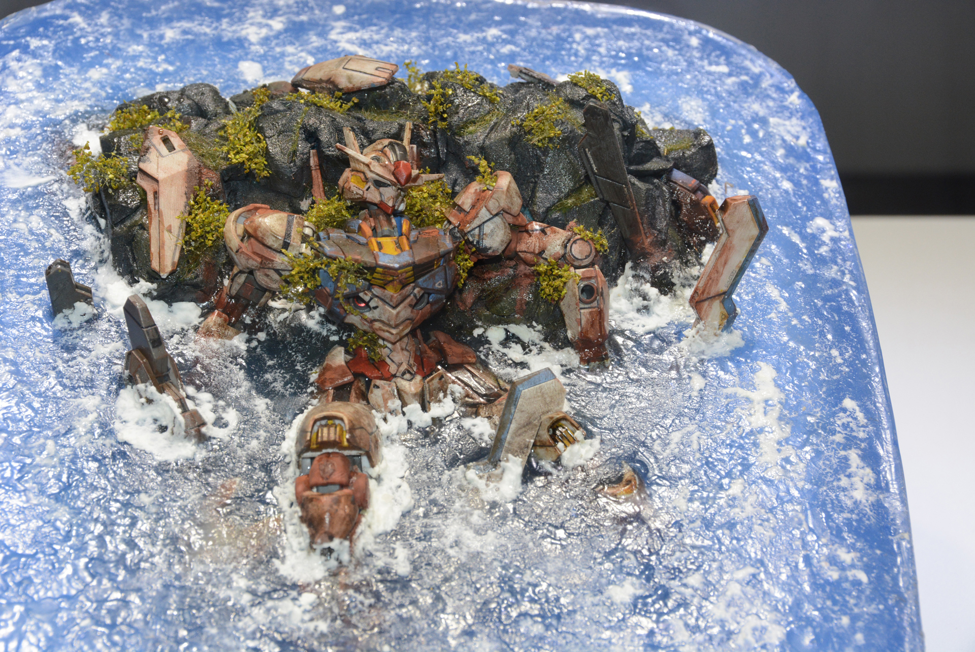 アニメ「水星の魔女」がモチーフ、レジンによる透明感のある水の表現に注目