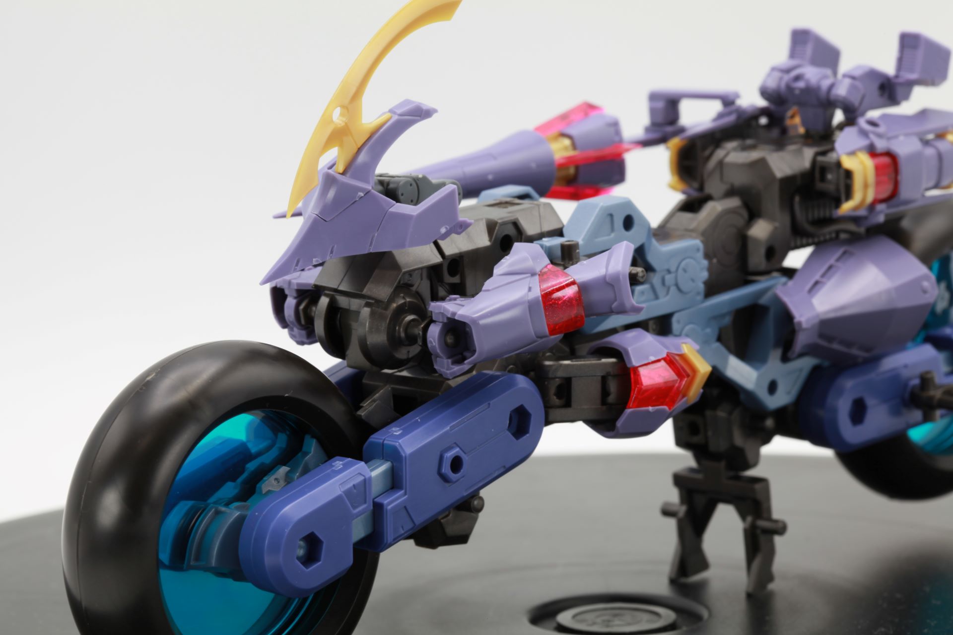 肩部や脚部装甲を「ラピッドレイダー」に付属している接続パーツを活用することでバイクの外装を表現