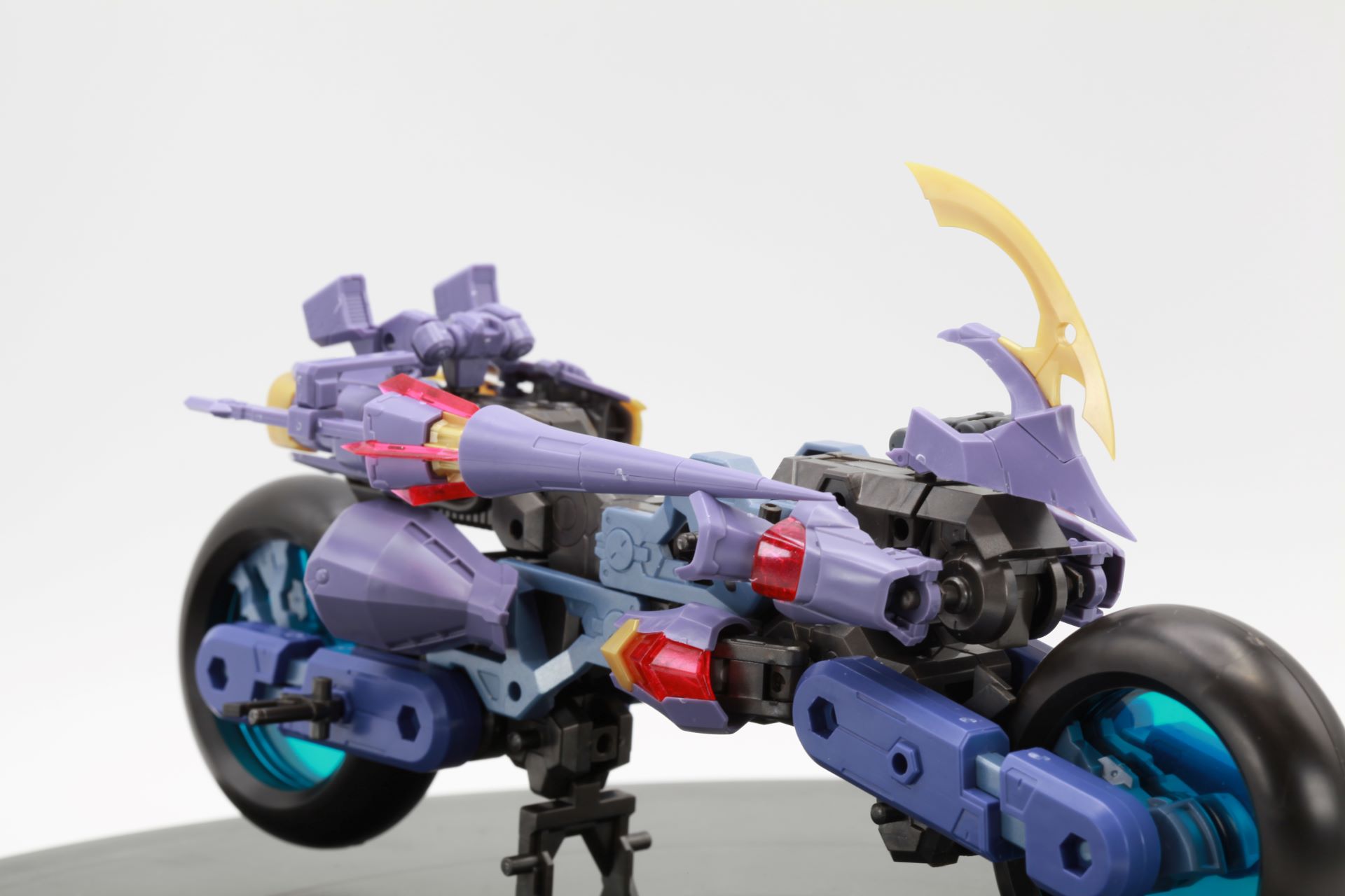 武装のランスは片方のみとなるがバイクを彩る良いアクセントとなる。