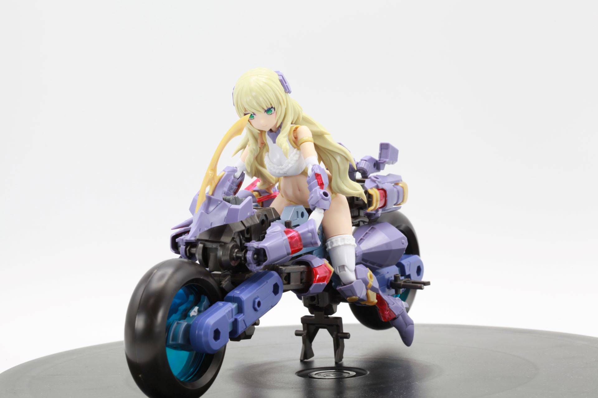 紫の装甲を纏った「ラピッドレイダー」