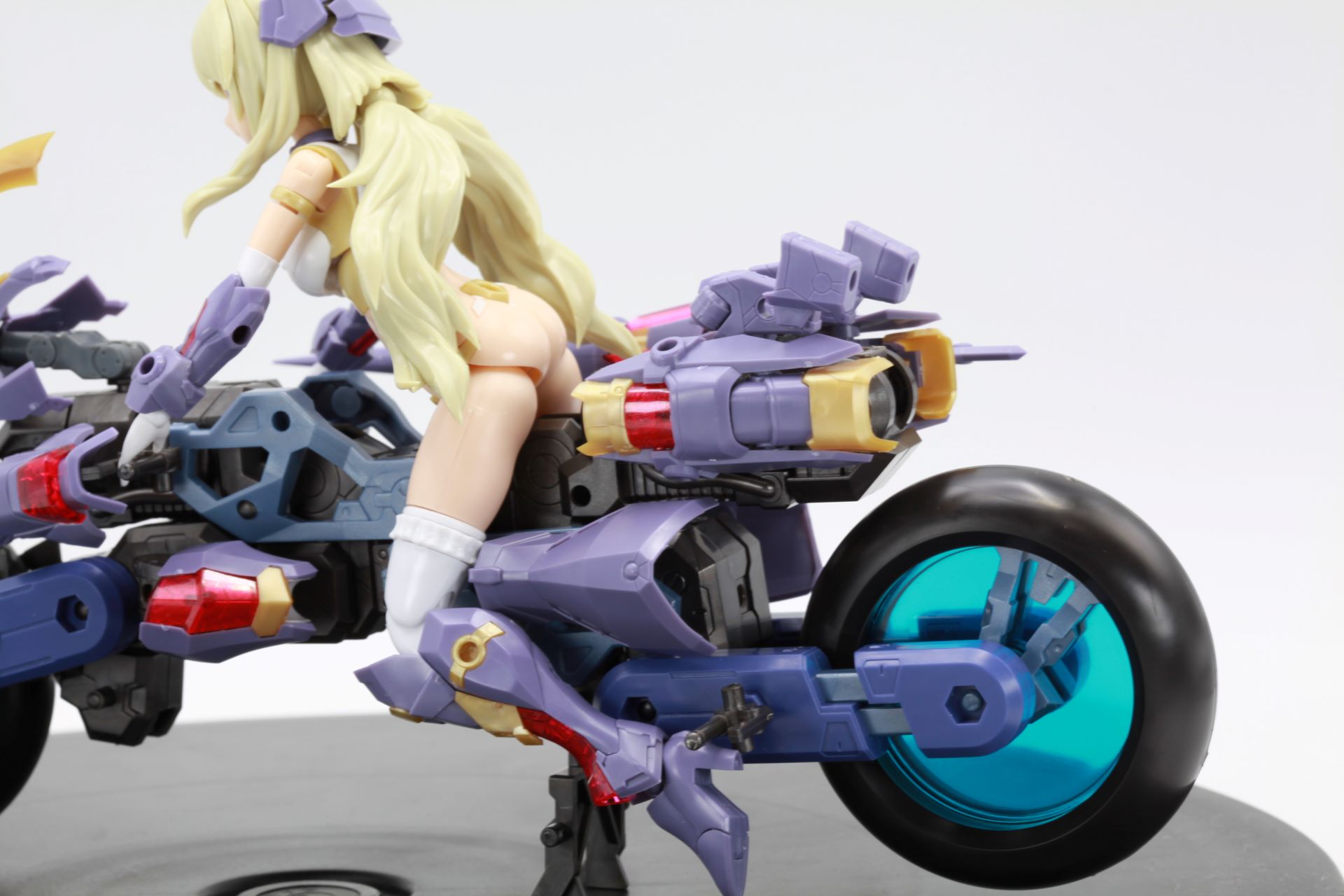 スラスターや脚部に埋め込まれた赤のクリアパーツが美少女との親和性をより高める