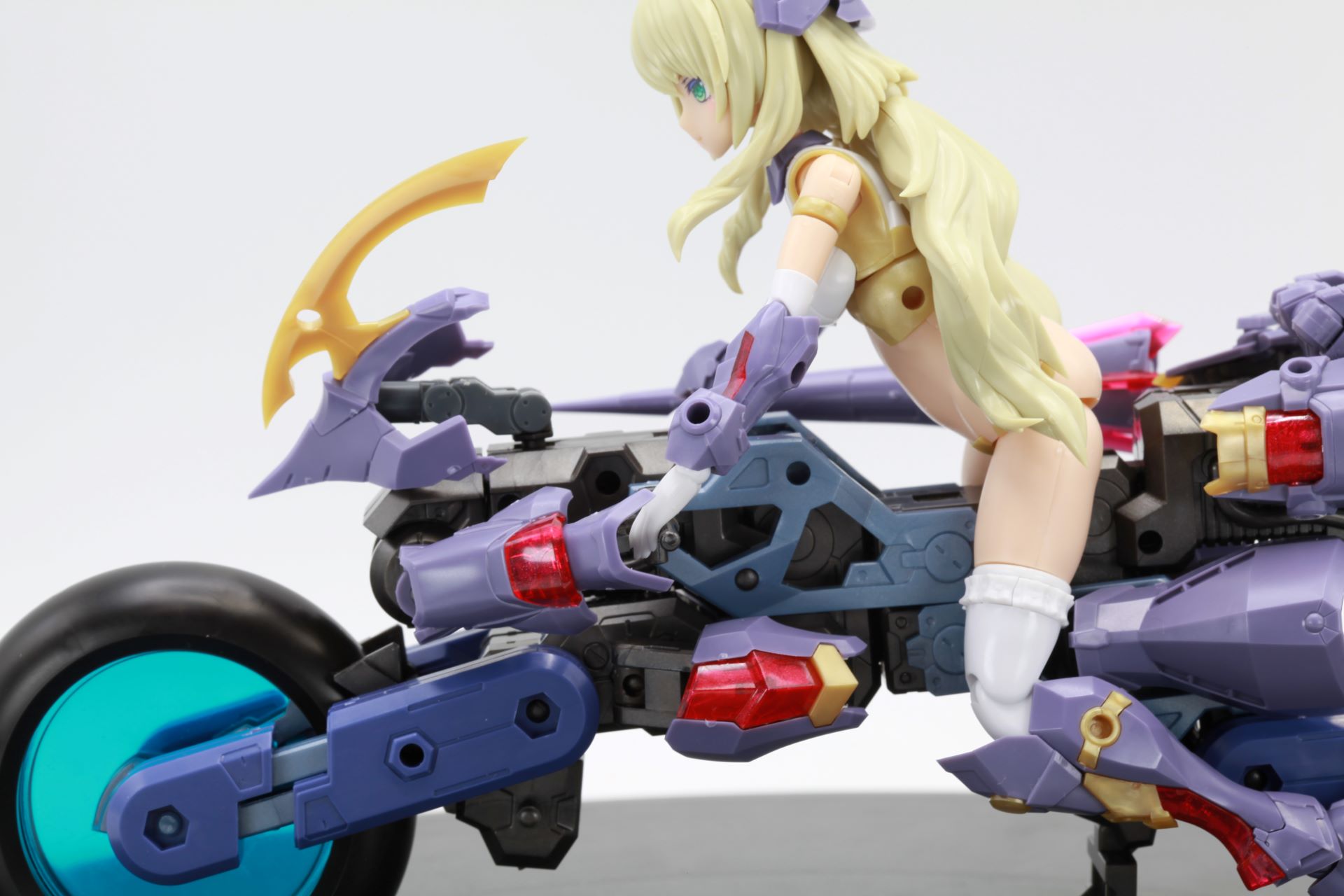 肩部装甲はハンドガードをイメージした装甲として表現