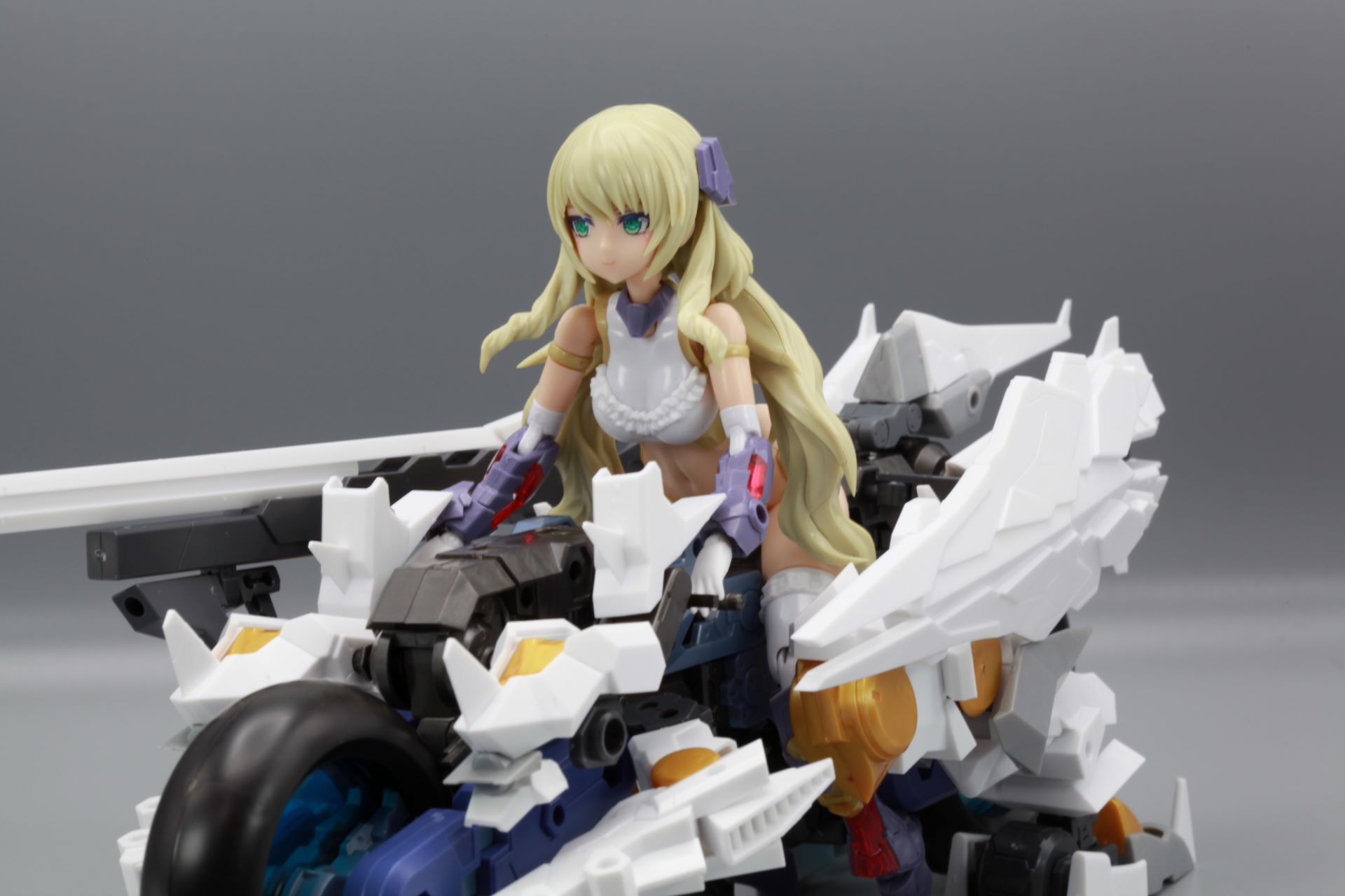 美少女を搭乗。搭乗時にはハンドガードを一時的に上にあげた後に手を覆うよう配置させる