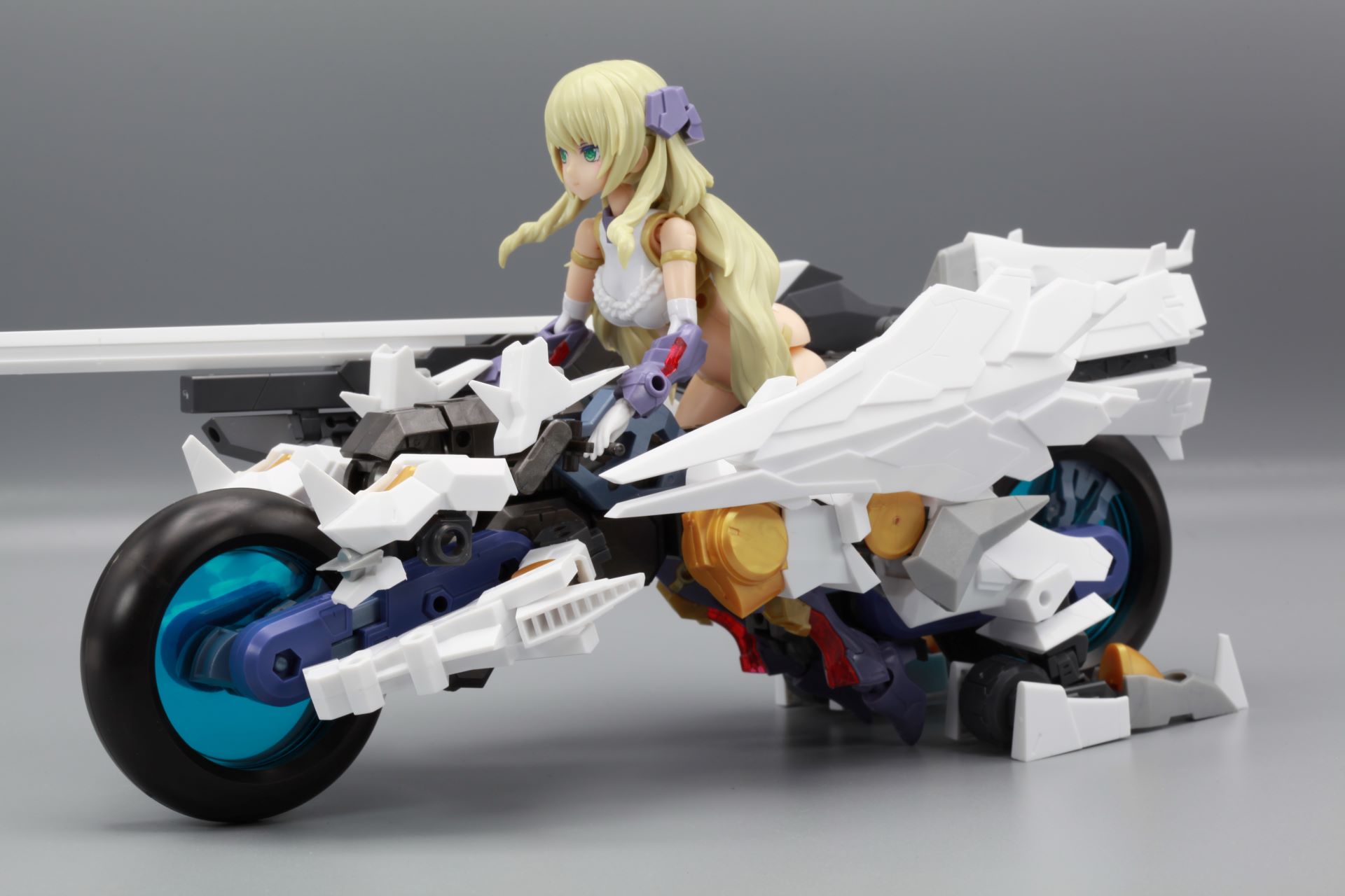 バイクの白い装甲と美少女の白いインナーや手袋などがマッチしている