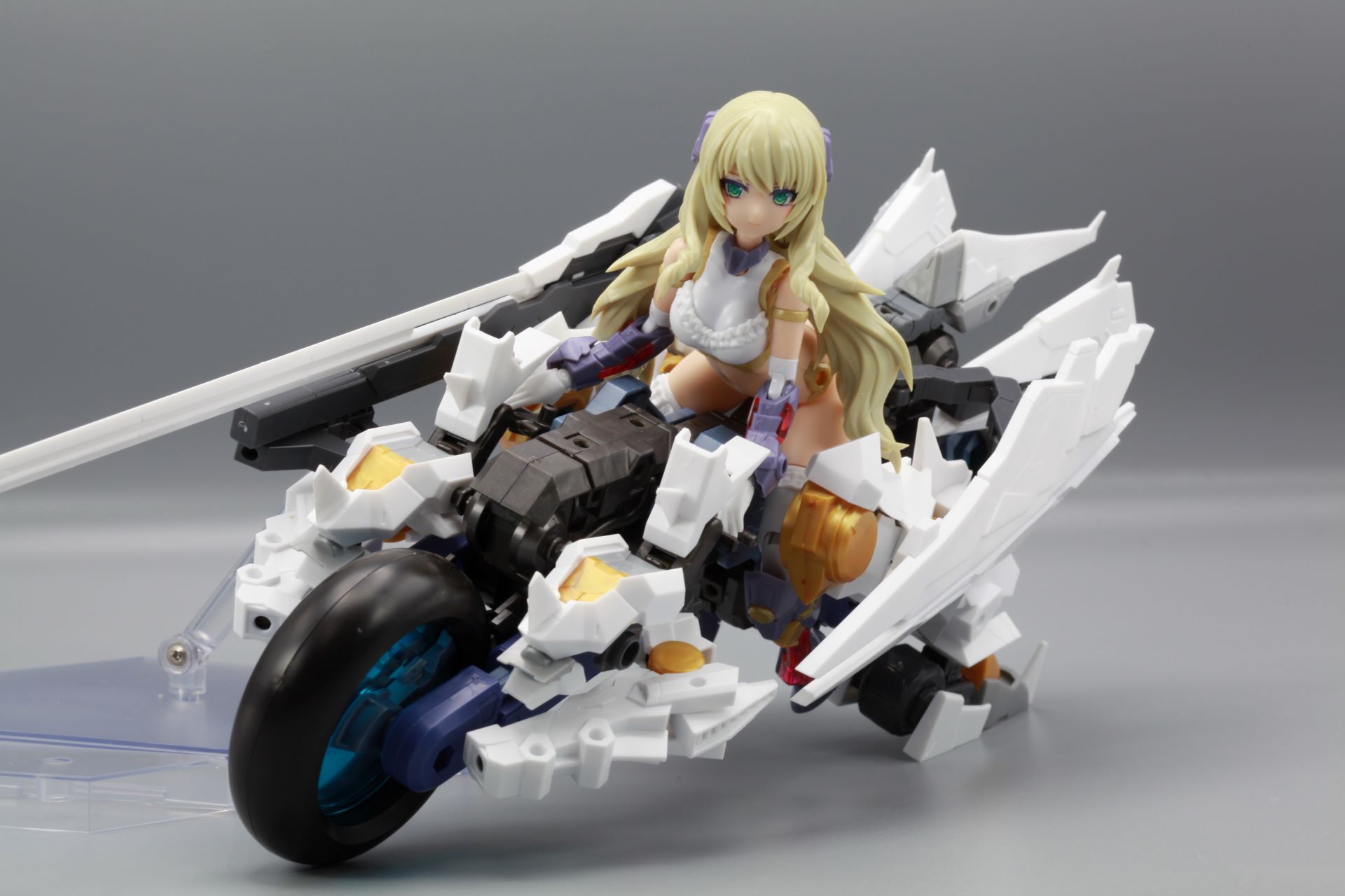 スタンドを用いることで躍動感のあるポージングも可能（ただしバイク自体の重さがあるため、スタンドは関節がしっかりしたものを使用するのが良い）